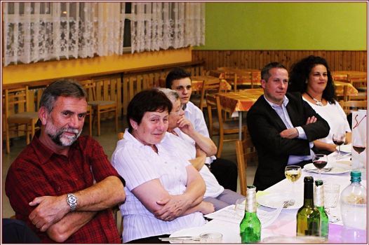 Mme Masár za M. Hrabákovou,  M. Boulleaux v černém.