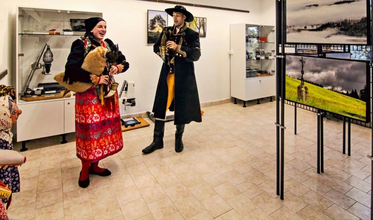 Mladí manželé Štěpánkovi z folklórního souboru Úsměv hrají a zpívají