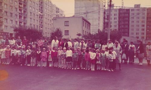 Vítání prvňáčků před novou školou