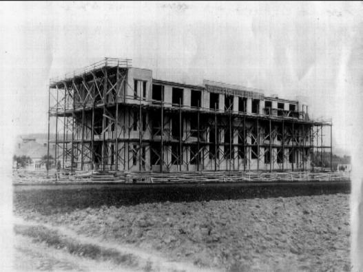 rozestavěná škola ze severu