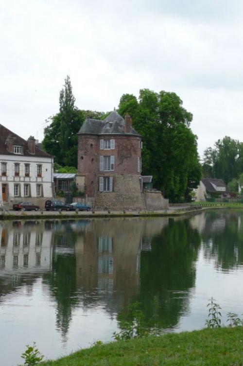 Památky Villeneuve sur Yonne
